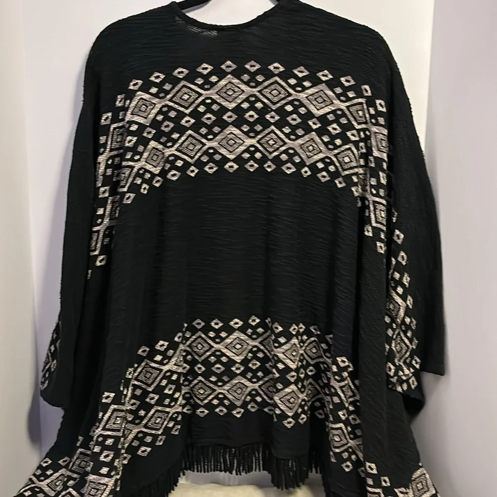 MOSSIMO BLACK AND CREME WRAP SIZE SMALL/MEDIUM…PM…OVERSIZED WITH FRINGE ON HEM